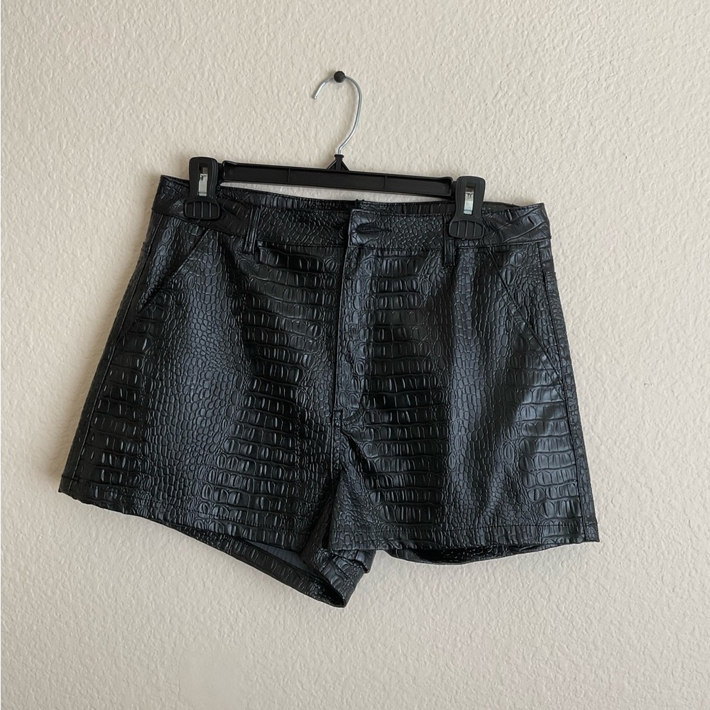 Snake textured shorts